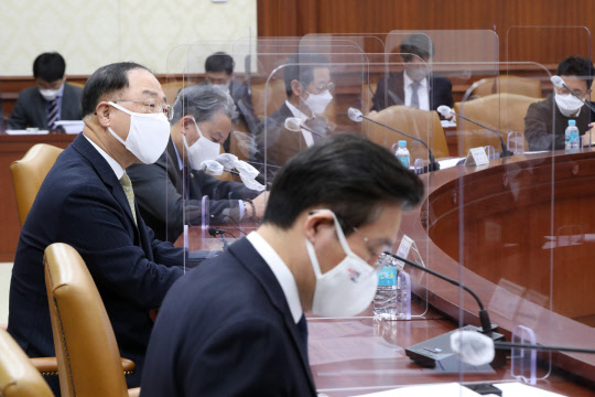 홍남기 경제부총리가 21일 정부서울청사에서 열린 제3차 혁신성장 BIG3추진회의를 주재하고 있다. 연합뉴스